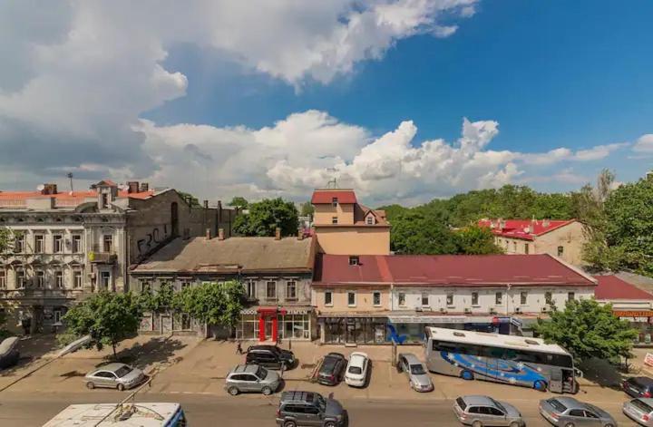 Comfortable Apartment In The Centre Odesa Exterior foto
